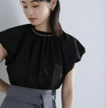 새상품급 내추럴 뷰티 베이직 벌룬 폼 블라우스 블랙 S