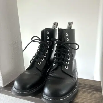 Dr. Martens 가죽 부츠 모노톤 화이트 블랙
