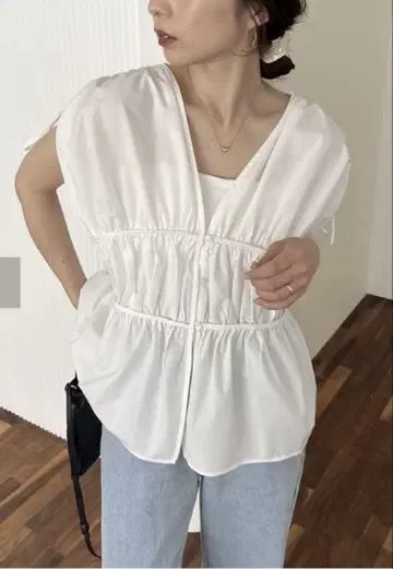 CAPRICIEUX LE'MAGE 개더 V 슬리브리스 셔츠 레마