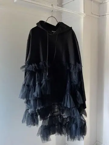 VIVIANO Asymmetric Tulle Trimmed Hoodie