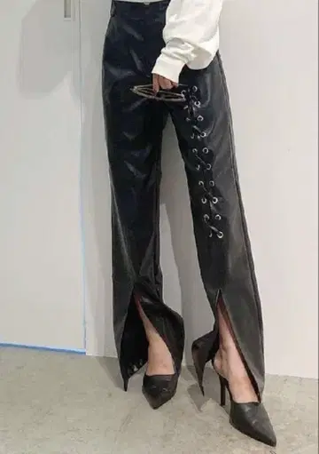 GYDA 페이크 레더 언밸런스 레이스 UP 팬츠