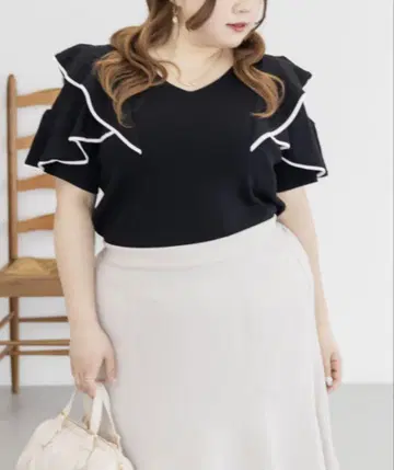 CLETTE 배색 라인 프릴 니트 [ 가격 협상 가능 ]