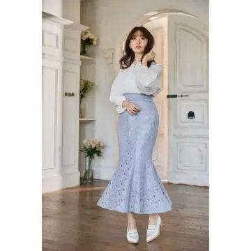 그녀의 입술과 꽃무늬 레이스 메리드 스커트