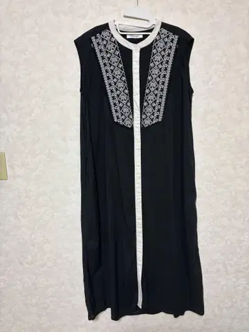 어반 리서치 선니 레이블 자수 장식 블랙 노스리브 롱 원피스