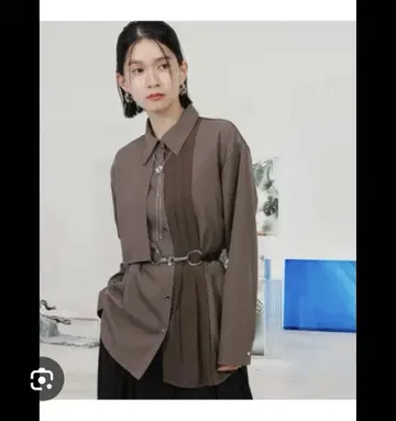 HARE 파트 플리츠 하이넥 셔츠 브라운