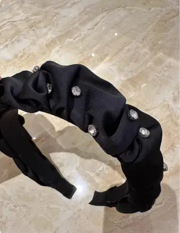 검은색 프릴 디자인 헤어밴드