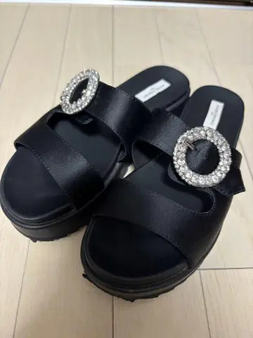 UNITED ARROWS 비쥬 장식 블랙 새틴 통굽 샌들 36 23cm