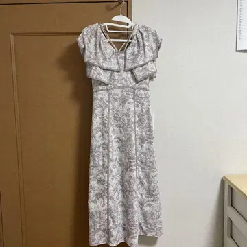 스나이델 러플 칼라 원피스