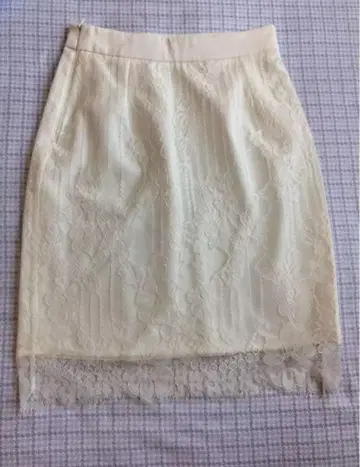 아이보리 꽃무늬 레이스 타이트 스커트