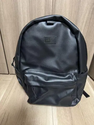 미사용 새상품 뉴에라 블랙 합성피혁 백팩