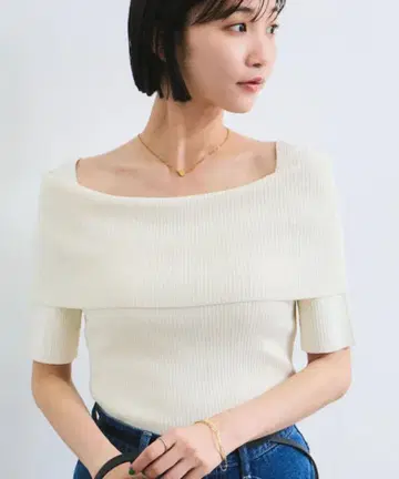 새상품 vis 오프숄더 하프 슬리브 니트 화이트