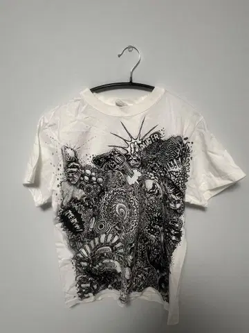 Attention tee' printed by sojie
