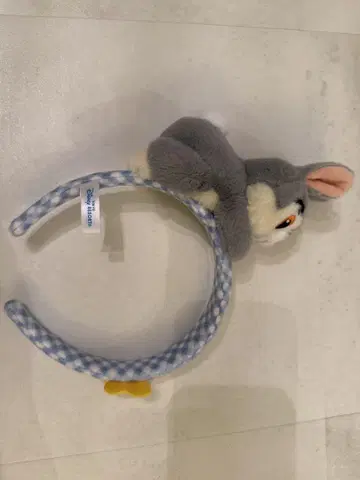 토끼 귀 모양의 인형 머리띠