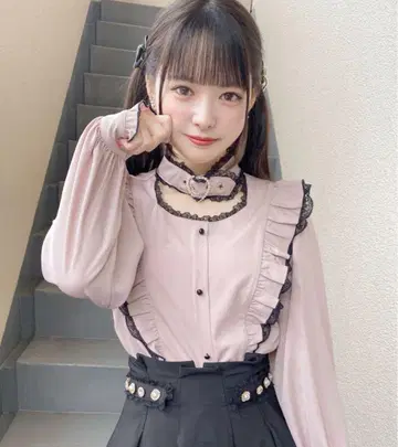 로지타 하트 버클 러플 프릴 블라우스