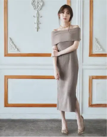 어깨가 드러나는 리브 니트 드레스