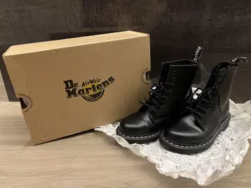 Dr. Martens 1460 화이트 스티치 8홀 부츠