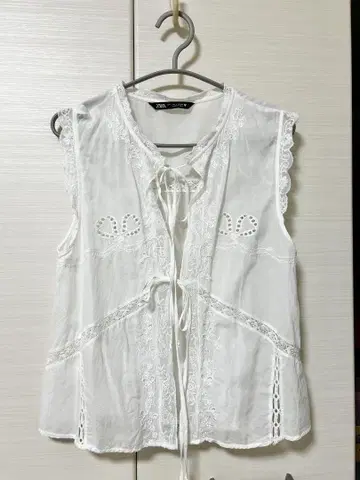 ZARA 코튼 자수 노스 베스트
