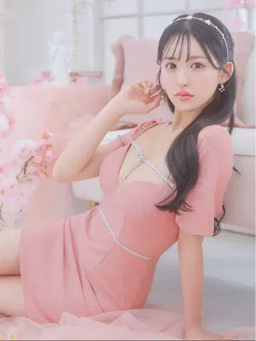 핑크 비즈 장식이 있는 짧은 드레스