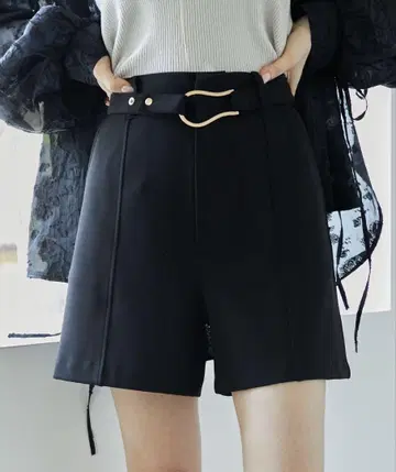 MAJESTIC LEGON 디자인 버클 쇼트 팬츠