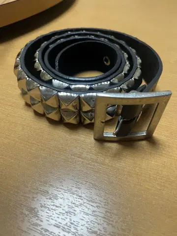 스터드 벨트