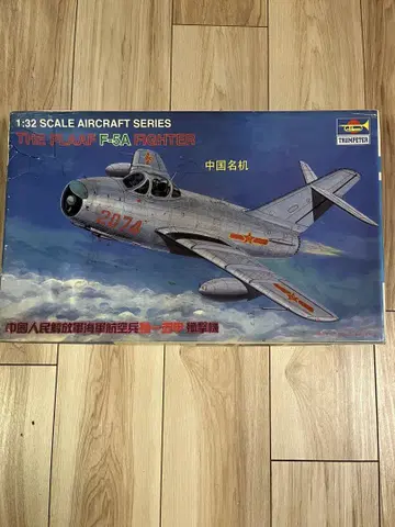 트럼페터 1:32 F-5A 전투기