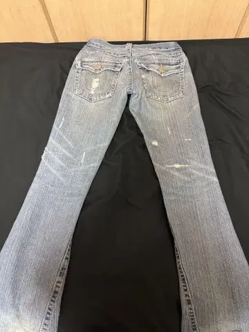 True Religion 데미지 가공 플레어 데님