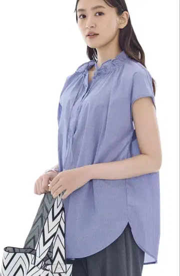 새상품 택 포함 INDIVI 프릴 카라 개더 블라우스