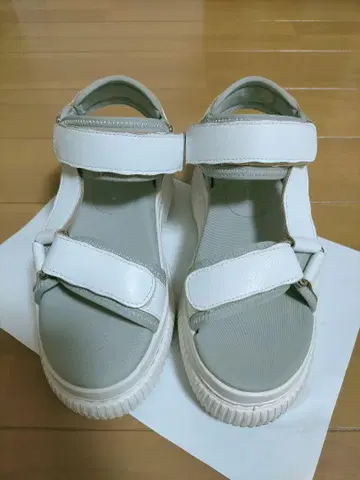 츠모리 치사토 두꺼운 밑창 화이트 스트랩 샌들
