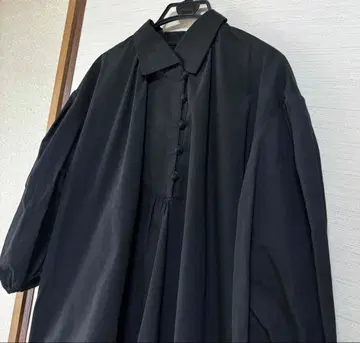 코엘 블랙 변형 옷깃 넉넉한 블라우스