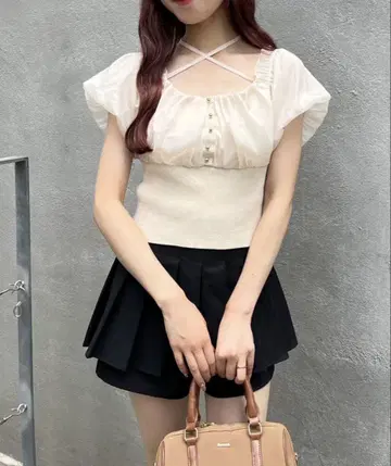 NICE CLAUP 오프숄 크로스 리본 니트
