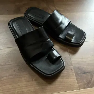 Y's 블랙 샌들