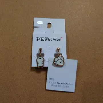 미사용 종이 태그 포함 문구류와 함께 귀걸이 문구류 패턴