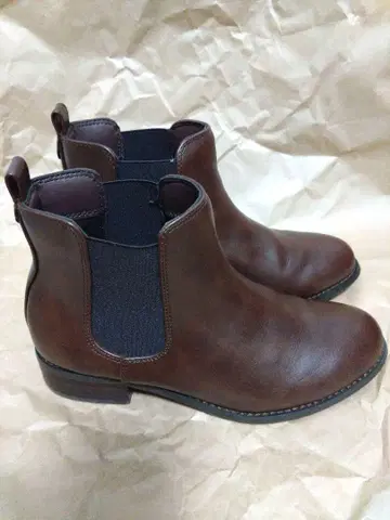 브라운 가죽 첼시 부츠 23cm 정도 새상품급