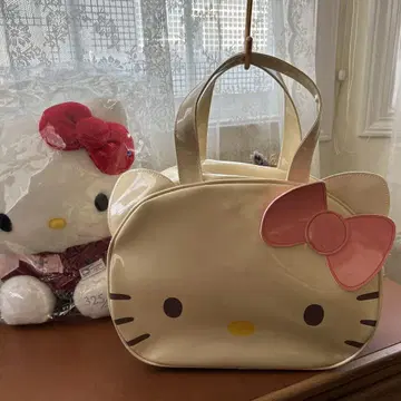 산리오 헬로 키티 에나멜 백
