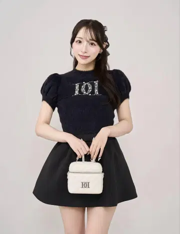 팬시 비즈 DD 로고 니트 탑 블랙