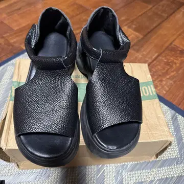 검은색 오픈 토 컴포트 샌들