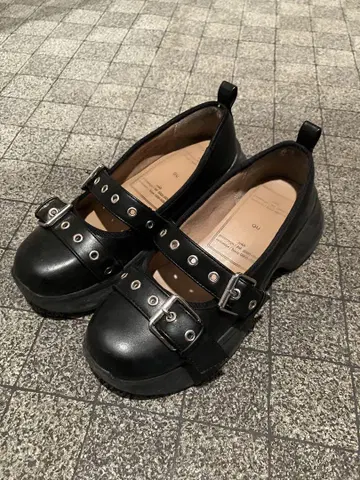 GU 블랙 스트랩 장식 신발