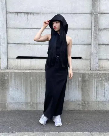 라메 소재 레이어드 스타일의 내로우 스커트