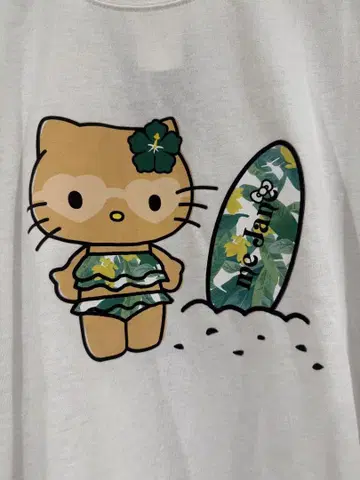 새상품 아베일 헬로키티 콜라보 T셔츠 미제