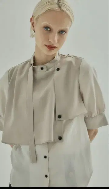 유나이티드 도쿄 반팔 숏 소매 볼륨 소매 블라우스
