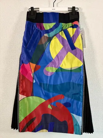 태그 포함 Sacai x KAWS 2021 협업 플리츠 스커트