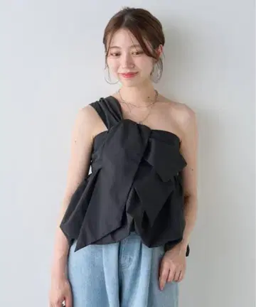 chico 원숄더 벌룬 블라우스