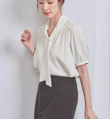 유나이티드 아로즈 얇은 V넥 보타이 블라우스
