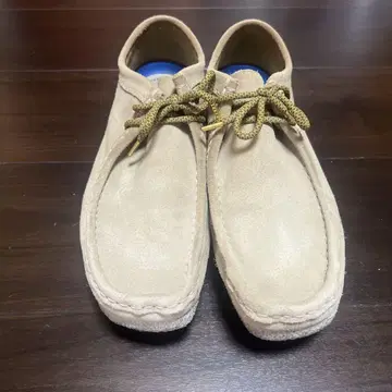 베이지 색상 스웨이드 로퍼 Clarks