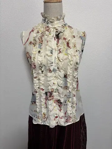 로이스크레용 안젤라 패턴 프릴 블라우스