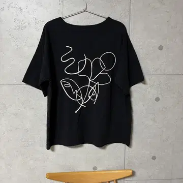 검은 선 아트 티셔츠 F 사이즈