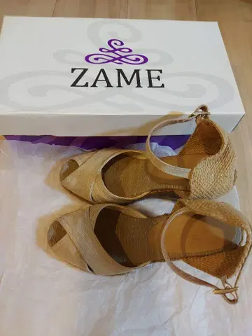 ZAME 베이지 크로스 스트랩 샌들
