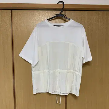 화이트 반소매 상의 드로스트링 장식