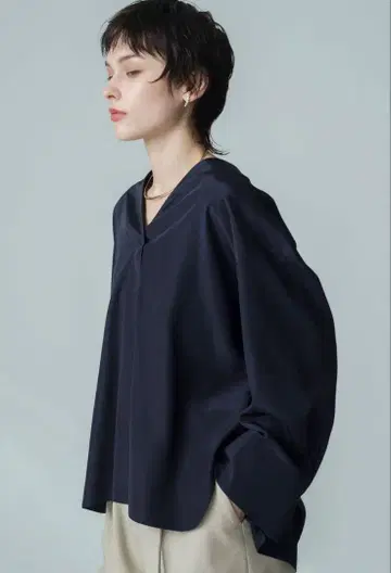 ebure 에브르 브라이트 실키 파유 V넥 블라우스 네이비
