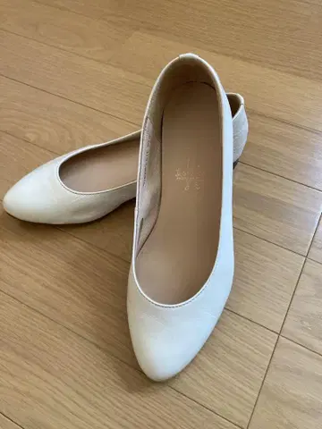 새상품급 키다리 아저씨 펌프스 화이트 23cm 여성용 로우힐
